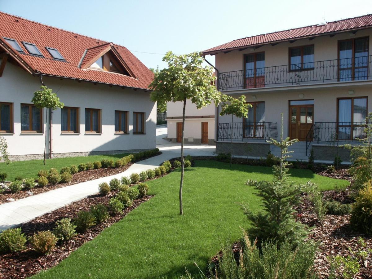 Penzion Karen Hotell Podhájska Exteriör bild
